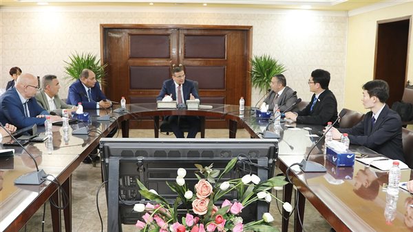 وزير الزراعة يبحث مع كبرى الشركات الكورية الاستثمار في مجال إنتاج لقاحات الدواجن 