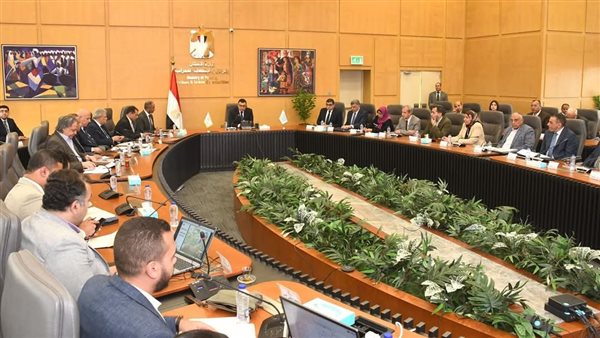 وزير الإسكان يتابع مشروعات مياه الشرب والصرف الصحي ضمن