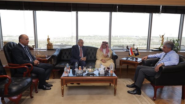 وزير السياحة يبحث مع رئيس المنظمة العربية للسياحة ترتيبات مؤتمر 