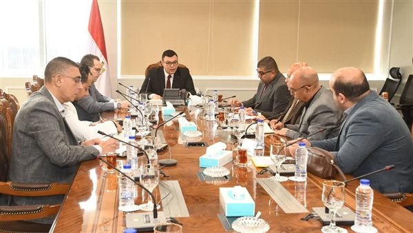 وزير الإسكان يعقد اجتماعًا مع رؤساء ومسئولي أجهزة تنمية مدن غرب القاهرة لمتابعة ملفات العمل