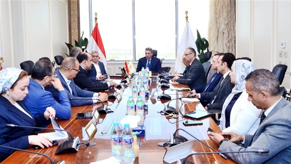 نائب وزير التموين يجتمع مع شركة 