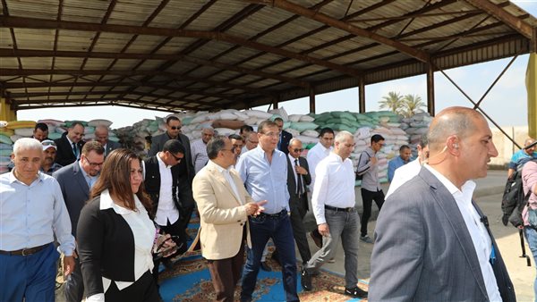 وزير الزراعة ومحافظ الشرقية ورئيس البنك الزراعي يتابعون أعمال توريد القمح بشونة العزيزية