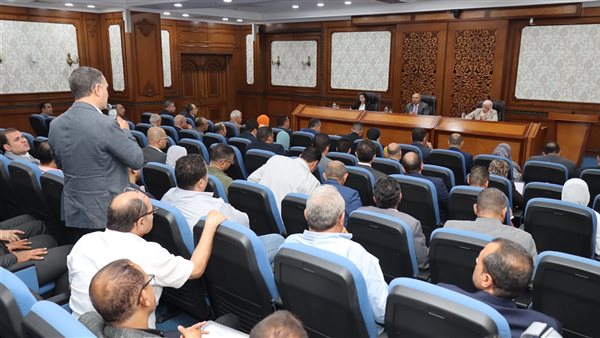  وزير الصناعة يبحث مع محافظ ومستثمري البحيرة تحديات المناطق الصناعية بالمحافظة وسبل حلها