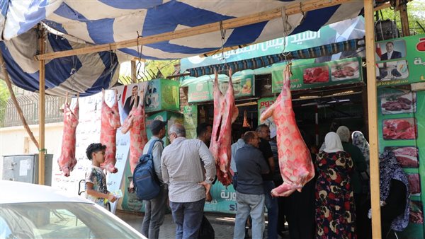 اقبال كبير من المواطنين على منافذ وزارة الزراعة لشراء لحوم عيد الأضحى