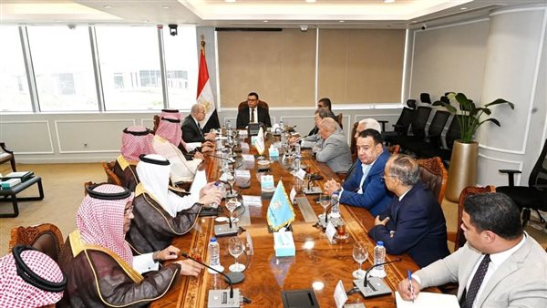 وزير الإسكان يستقبل وفدا من وزارتي 