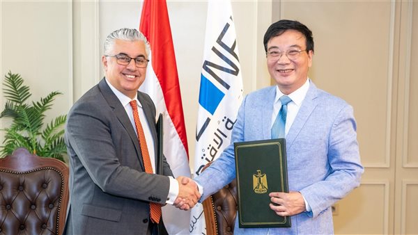 رئيس اقتصادية قناة السويس يوقع عقد مشروع شركة 