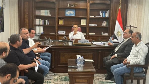 رئيس جهاز القاهرة الجديدة يلتقي سكان 