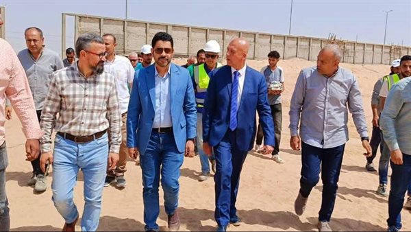 وزير الإسكان يتابع مشروعات المرافق الجاري تنفيذها بالعبور الجديدة والأراضي المضافة لها