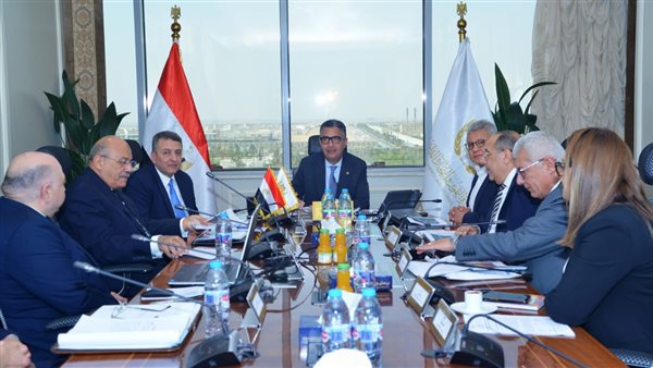 وزير التموين يبحث مع رئيس مجلس إدارة شركة الزيوت المستخلصة سبل تعزيز الإنتاج 