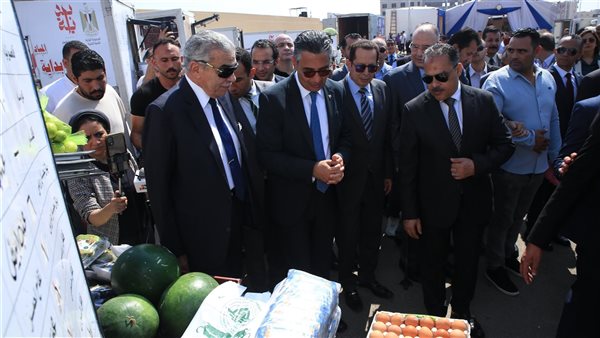 وزير التموين ومحافظ الشرقية يفتتحان سوق اليوم الواحد بالعاشر من رمضان