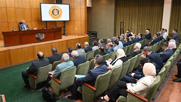 وزير الصناعة يوجه بضرورة العمل مع منتجي الأسمنت على سرعة تشغيل خطوط الإنتاج المتوقفة