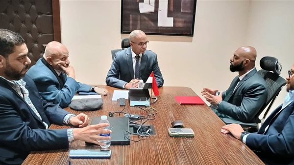 نائب وزير الإسكان يناقش التصنيع المحلي للمهمات الكهروميكانيكية بمشروعات مياه الشرب والصرف الصحي