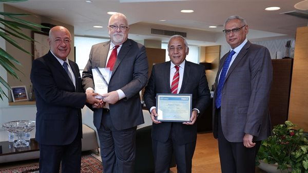  Madico الأمريكية تكرم البنك الأهلي تقديرًا لريادته في الحلول الأمنية ودعمه للصناعة المحلية