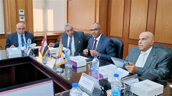 نائب وزير الإسكان يعقد اجتماعًا مع اللجنة التنسيقية العليا لتحديث أكواد مياه الشرب والصرف الصحي