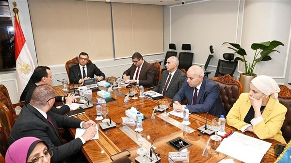 وزير الإسكان يتابع موقف مبادرتي 