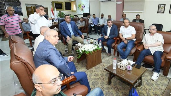 وزير الإسكان يعقد اجتماعا بمقر جهاز 