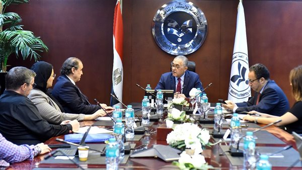 مجموعة كريستال مارتن العالمية تبحث إنشاء مصنع للمنسوجات والملابس الجاهزة في مصر