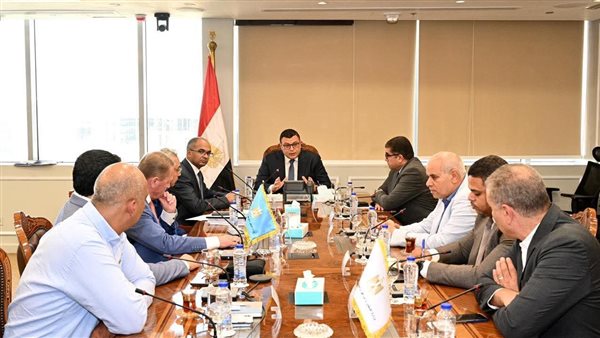 وزير الإسكان يستقبل مسئولي شركة 