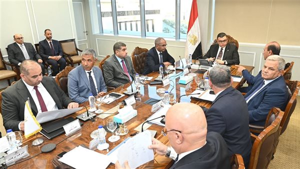 وزير الإسكان يعقد اجتماعا لمتابعة موقف المشروعات الجاري تنفيذها ضمن المبادرة الرئاسية 