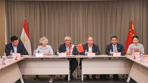 رئيس اقتصادية قناة السويس يستعرض فرص الاستثمار ويناقش شراكات جديدة في مجالات الصناعة والتجارة الإلكترونية