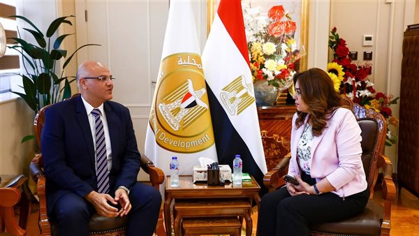 وزيرة التنمية المحلية تتابع مع محافظ القليوبية مشروعات 