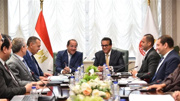 وزير الصحة يبحث سُبل استدامة تمويل التأمين الصحي بمشاركة وزير المالية والاستثمار 