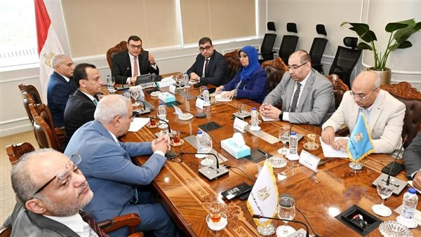 وزير الإسكان يلتقي مسئولي شركة 
