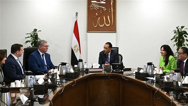 رئيس الوزراء يؤكد التزام الحكومة بدفع مستحقات الشركاء الأجانب بقطاع البترول