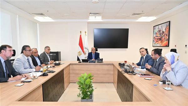 وزير الري يتابع موقف 