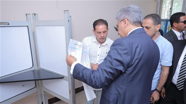 وزير السياحة والآثار يدلي بصوته في انتخابات مجلس الشيوخ