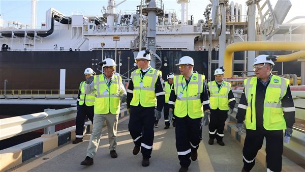 وزير البترول يتفقد بدء تجارب التشغيل لسفينة التغييز 