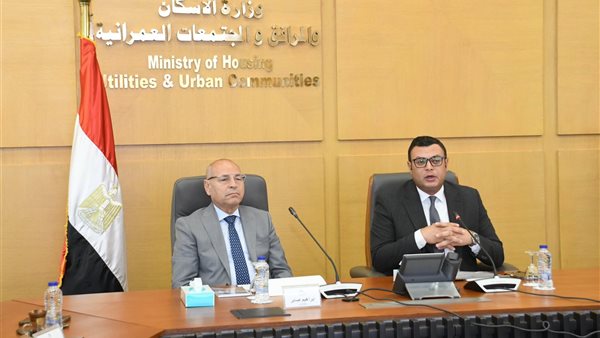 وزير الإسكان يستعرض مع محافظ القاهرة الموقف التنفيذي لعدد من المشروعات