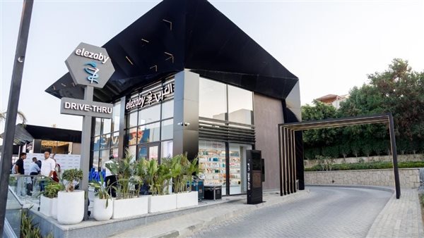 صيدليات العزبي تُدشّن أول فرع صيدلية Drive-Thru في مصر