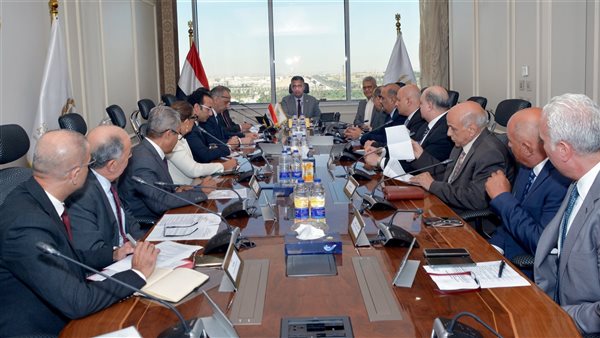  وزير التموين يجتمع مع قيادات الشركة القابضة والشركات التابعة لمتابعة توافر السلع وضبط الأسواق