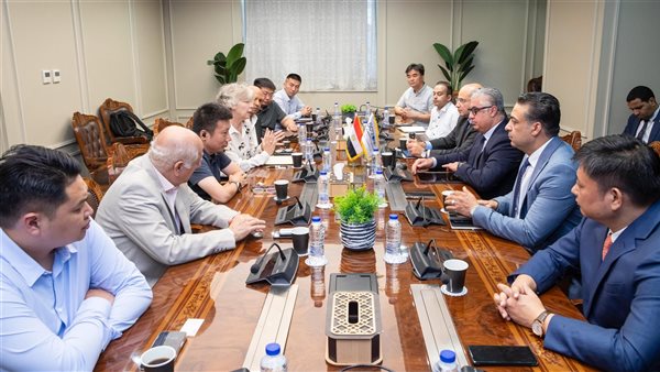 رئيس اقتصادية قناة السويس يلتقي وفد أعمال من مدينة نانجينج الصينية لبحث التعاون المشترك