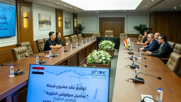 رئيس اقتصادية قناة السويس يوقّع عقد 