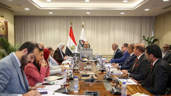 وزير قطاع الأعمال العام يتابع مؤشرات الأداء وموقف المشروعات الفندقية والسياحية والتجارية