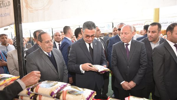 وزير التموين ومحافظ القاهرة يفتتحان سوق 
