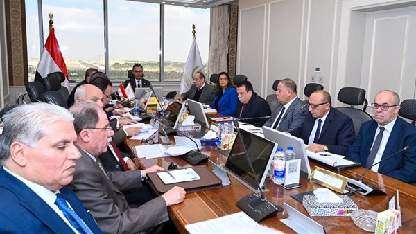 وزير التموين يجتمع مع رؤساء مجالس إدارات شركات المضارب التابعة للشركة القابضة للصناعات الغذائية