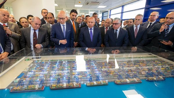 الوزيروجمال الدين يشهدان التشغيل التجريبي لمحطة البحر الأحمر لتداول الحاويات بميناء السخنة