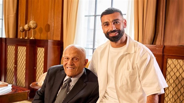 لقاء تاريخي يجمع بين قامة الطب العالمي بروفسير مجدي يعقوب وأيقونة الرياضة محمد صلاح