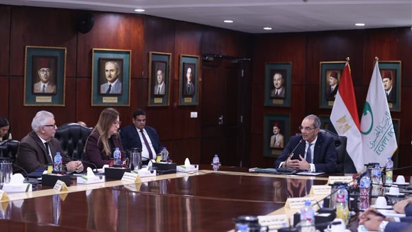 وزير الاتصالات يجتمع مع مجلس إدارة بريد مصر الجديد