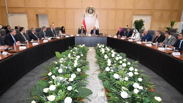  وزيرا الصناعة وقطاع الأعمال ومصنعي الغزل والنسيج والملابس الجاهزة يبحثان سبل تعميق التصنيع المحلي 