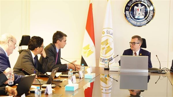  وزير التخطيط والتنمية الاقتصادية يبحث مع البنك الدولي جهود إعداد استراتيجية الاستثمار الأجنبي المباشر ويعرض أبرز مؤشرات وإجراءات خطة التنمية الاقتصادية والاجتماعية لعام 2026 /2027